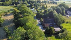 eine Luftansicht eines Hauses mit Fluss und Bäumen in der Unterkunft Connect 9.3 in Dorum Neufeld