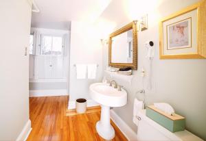 Koupelna v ubytování Gillespie House Inn + 80 fotografií