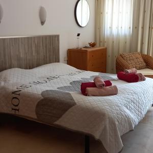 une chambre avec un lit avec deux serviettes dessus dans l'établissement Duplex Anfi Topaz, à Mogán