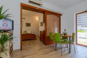 TV a/nebo společenská místnost v ubytování City Center ANA Apartments