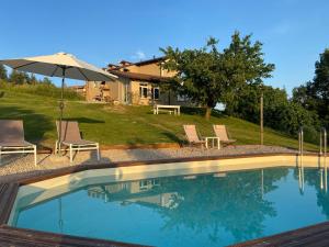 Bazén v ubytování La Casa di Roby-1 appartamento la morra con piscina nebo v jeho okolí