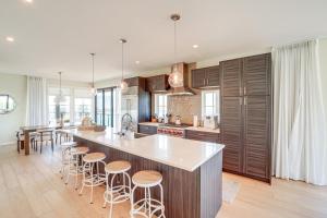Foto dalla galleria di Hot Tub and Lake Views Lake Chelan Lookout Home! a Chelan