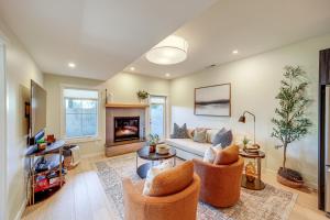 Foto dalla galleria di Hot Tub and Lake Views Lake Chelan Lookout Home! a Chelan