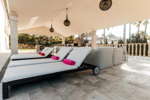 un grupo de camas en un patio en Villa Rossini, en Marbella