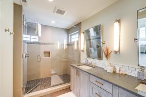 un baño con ducha y lavabo en Hot Tub and Lake Views Lake Chelan Lookout Home!, en Chelan 35 fotos más