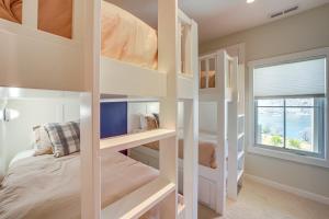 1 dormitorio con literas blancas y ventana en Hot Tub and Lake Views Lake Chelan Lookout Home!, en Chelan