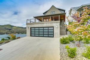 una casa con una puerta de garaje en una entrada en Hot Tub and Lake Views Lake Chelan Lookout Home!, en Chelan
