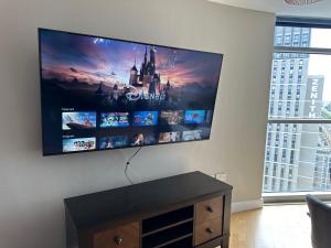 カーディフにあるHigh View Serviced Apartmentの壁に掛けられた薄型テレビ