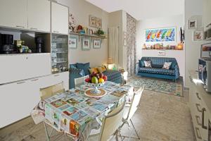 una cucina e un soggiorno con tavolo e sedie di Casa Lux ampio monolocale ad Alassio