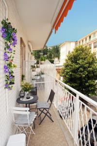 un balcone con sedie e un tavolo su un edificio di Casa Lux ampio monolocale ad Alassio