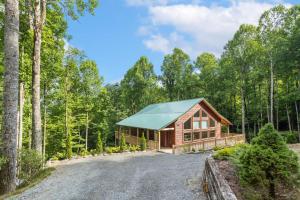ブーンにあるHidden Haven Cabinの林内の小屋