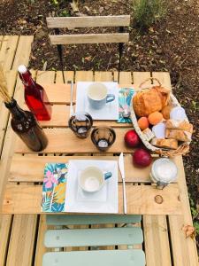 ein Picknicktisch mit Essen und ein Korb mit Essen in der Unterkunft Ô cocon del Lauragués & spa in Ricaud + 22 Fotos