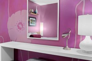 Pokój z fioletową ścianą z lustrem w obiekcie Hot Tub Family Friendly Garden City Getaway w mieście Missoula +20 zdjęć