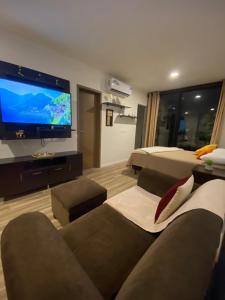 a living room with a couch and a flat screen tv at Exclusivo Monoambiente Beni in Santa Cruz de la Sierra