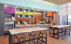 Home2 Suites By Hilton Pompano Beach Pier, Fl的厨房或小厨房