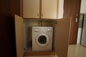 a washer and dryer in a small room at Work of Art apartment in Nea Michaniona in Néa Michanióna