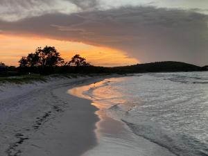 Fotografie z fotogalerie ubytování Beachside calm, Footsteps to the sand and sea v destinaci Silver Sands