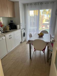 Kuchyň nebo kuchyňský kout v ubytování Sympathique chalet à Gran alacant
