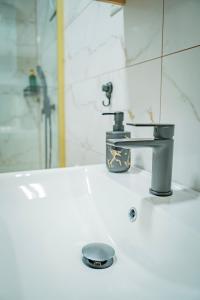 Vannituba majutusasutuses Apartman PE-OS, self check-in