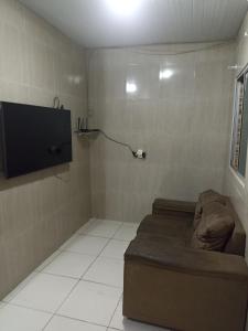 ein Wohnzimmer mit Sofa und Flachbildfernseher in der Unterkunft Casa carnaval Olinda in Olinda