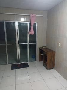 ein Badezimmer mit einem Schreibtisch und einem Fenster mit einem rosa Vorhang in der Unterkunft Casa carnaval Olinda in Olinda