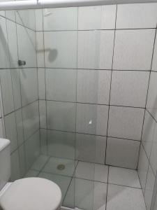 ein Badezimmer mit Dusche und Toilette in der Unterkunft Casa carnaval Olinda in Olinda