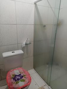ein Badezimmer mit Toilette und Glasdusche in der Unterkunft Casa carnaval Olinda in Olinda