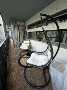 Dos sillas colgantes en un balcón con en Excellent Apartment for Familly, en Clichy