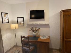 TV a/nebo společenská místnost v ubytování Hotel Zur Linde + 26 fotografií