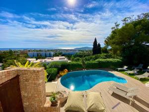 Πισίνα στο ή κοντά στο Villa by Ibiza with Pool, Sea Views BBQ