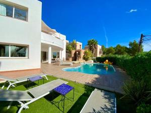 Πισίνα στο ή κοντά στο Villa by Ibiza with Pool, Sea Views BBQ