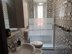 Ένα μπάνιο στο Traveller House +44 φωτογραφίες