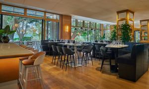 Un restaurante u otro lugar para comer en Pendry Newport Beach
