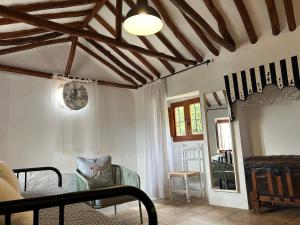 a living room with a ceiling with wooden beams at Las casillas de la Villa: TANGO in Montefrío