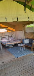 een tent met twee bedden en een tafel eronder bij Lodge Safari tent in Camurac