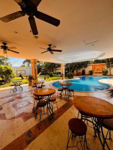 Bazén v ubytování Hotel Palacio Maya nebo v jeho okolí