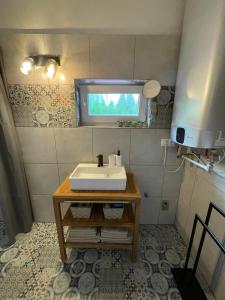 ein kleines Badezimmer mit Waschbecken und Fenster in der Unterkunft AURUM resort in Štiavnické Bane + 91 Fotos