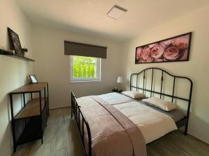 ein Schlafzimmer mit einem Bett und einem Fenster in der Unterkunft AURUM resort in Štiavnické Bane