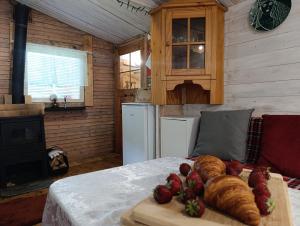 une cuisine avec une table sur laquelle se trouvent un plateau de pain et de fraises dans l'établissement Folwark Noclegowy w Nowej Morawie - Tomaszówka na wys 600 m, à Nowa Morawa