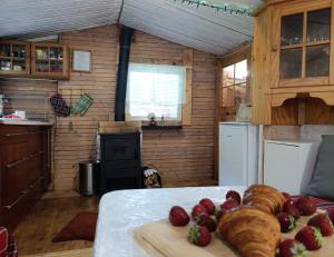 une cuisine avec une table avec des fraises dessus dans l'établissement Folwark Noclegowy w Nowej Morawie - Tomaszówka na wys 600 m, à Nowa Morawa