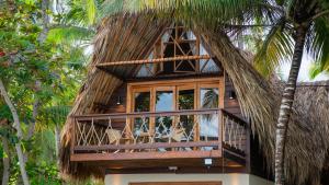 a tree house with a thatched roof at Gaelia in Santa Marta