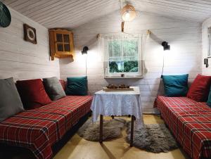 un salon avec deux canapés et une table dans l'établissement Folwark Noclegowy w Nowej Morawie - Tomaszówka na wys 600 m, à Nowa Morawa