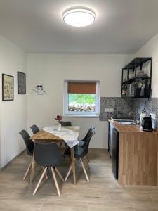 eine Küche mit Tisch und Stühlen in einem Zimmer in der Unterkunft AURUM resort in Štiavnické Bane