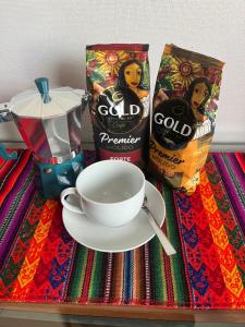 Příslušenství pro přípravu čaje a kávy v ubytování Amazing view of Santiago con Aire acondicionado y parking