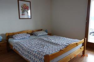 Résidence "Les Crêtes" في Torgon: غرفة نوم عليها سرير ووسادتين +54 صورة