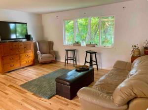 Χώρος καθιστικού στο Home away from home Large Backyard by Lake Loveland