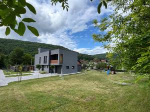 ein Haus mit einem großen Hof in der Unterkunft Villa of Senses in Bihać