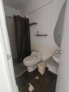 ein kleines Badezimmer mit Toilette und Waschbecken in der Unterkunft Las cumbres del mirador in La Libertad