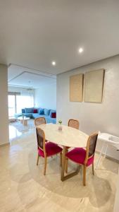 a dining room with a table and chairs at Appartement en bord de mer in Pont Blondin