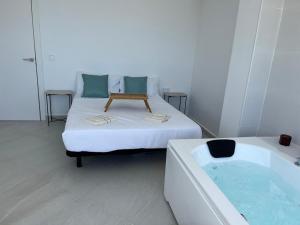 una habitación con una cama y una bañera en Modern apartment sea view with private jacuzzi, en Villajoyosa 56 fotos más